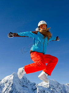 寒假班火热招生中摄影照片_寒假期间，冬天的乐趣 — — 年轻的滑雪板女孩肖像