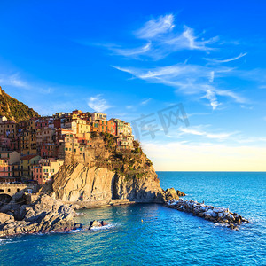 manarola 村，岩石和海上日落时。意大利五渔村