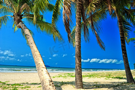 蓝绿色绸缎摄影照片_海南三亚的海滩
