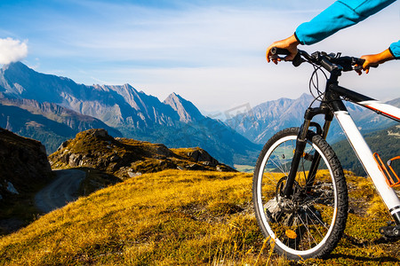 自行车轮毂主图摄影照片_骑行积极的生活方式的概念
