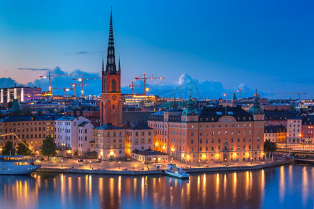 夏天摄影照片_晚上在瑞典首都斯德哥尔摩老城区的 gamla stan 的 Riddarholmen 风景