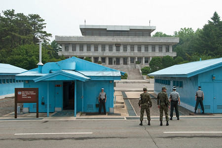 韩国士兵在 dmz 看边框