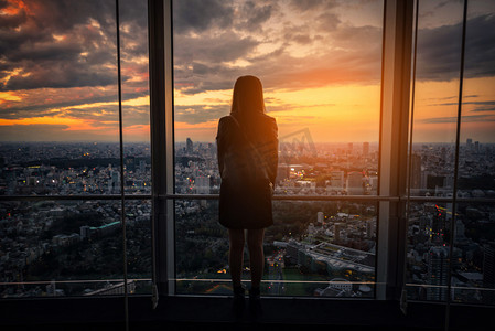 在日本日落时, 在观景台上看到的是旅行者妇女的后景.
