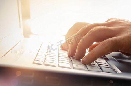 男人的手在笔记本电脑键盘上打字