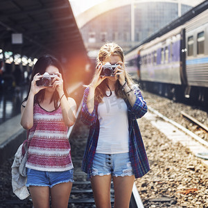 火车考虑摄影照片_复古相机上拍摄的女孩