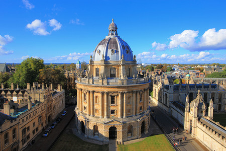 校园文化国学摄影照片_蓝天白云下的英国院校牛津大学 