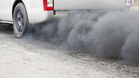 环境健康安全摄影照片_空气污染从道路上的车辆排气管