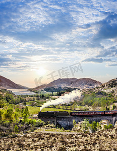 对党摄影照片_与詹姆斯蒸汽火车对湖落日苏格兰格兰芬兰铁路高架桥