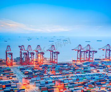 海洋工业摄影照片_黄昏时分上海集装箱码头