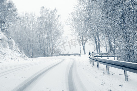 冬季驾驶 — — 雪上一条乡间小路