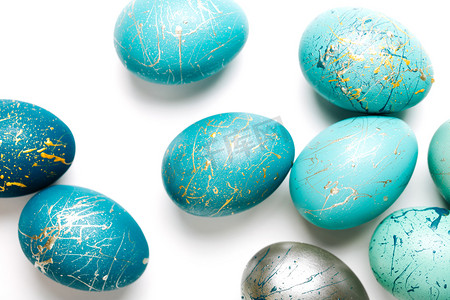 组孤立在白色背景上的蓝色奥伯尔复活节彩蛋。关闭