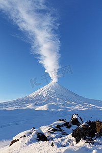 火山喷发 Klyuchevskoy 火山-活跃的火山，在堪察加半岛