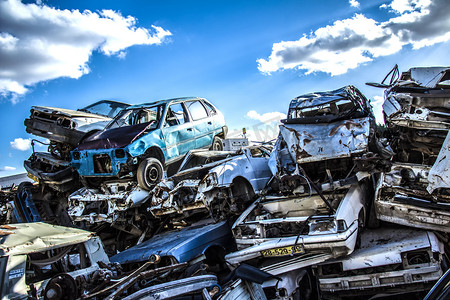 投资环境摄影照片_废旧的汽车垃圾场上
