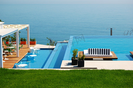 蓝色莫兰迪ppt模板摄影照片_夏天由海滩现代豪华酒店的游泳池码头