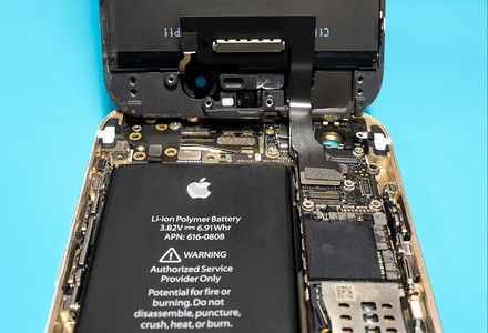 芯片电路摄影照片_苹果 iphone 拆开里面显示组件