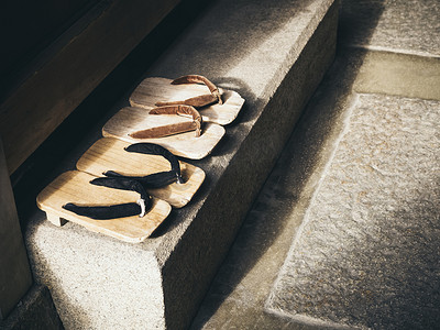 日本传统鞋类屐在日本人的家里