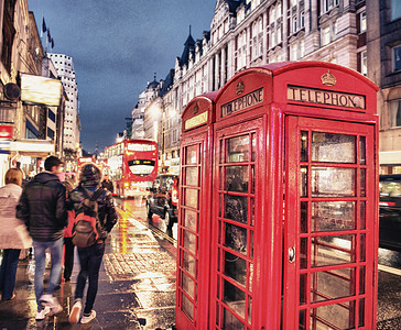 框注摄影照片_在伦敦晚上热闹的大街上，红色电话亭