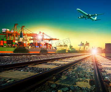 飞机免扣摄影照片_铁路运输在航运港口和货运飞机的导入导出