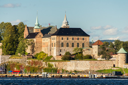 查看关于奥斯陆峡湾的港口和阿克斯胡斯堡垒，奥斯陆，挪威