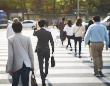 蔺草摄影照片_业务人走上街头市区市 