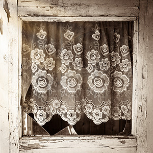 门窗铝材摄影照片_老房子的门窗口框架与破碎的玻璃和无线关闭