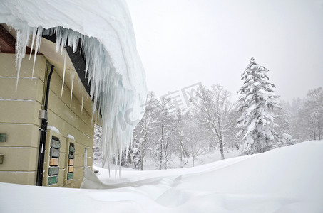 冬季下雪房子摄影照片_雪覆盖放假回家