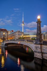 柏林博物馆岛摄影照片_柏林斯普雷河上的历史桥梁，黎明时分，后面是电视塔