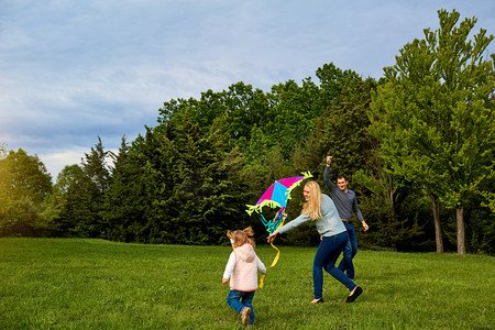 妈妈、 爸爸和孩子在放风筝。幸福的家庭，玩，微笑 