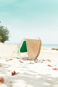热带的海滩上的太阳椅