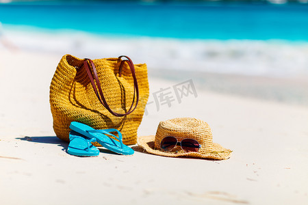 夏天草帽，袋、 太阳镜和热带的海滩上拖鞋