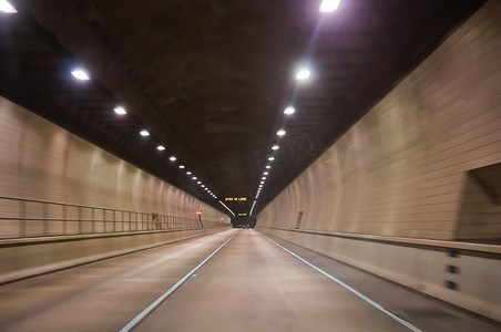 标记摄影照片_开车穿过隧道