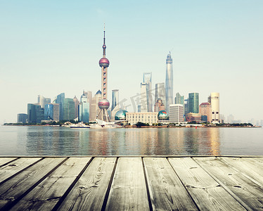 上海码头摄影照片_上海天际线和木制的平台