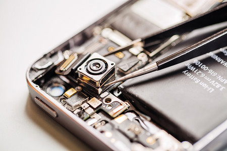 电子的摄影照片_修复损坏的智能手机，在服务中心。特写