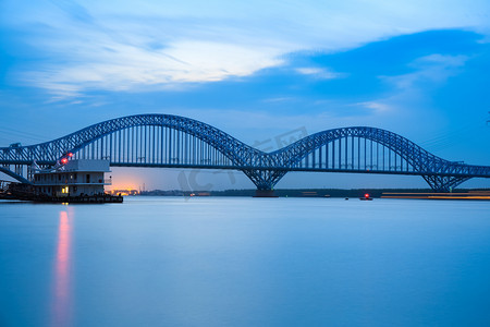 商务城市蓝色摄影照片_黄昏时分南京铁路扬子江大桥