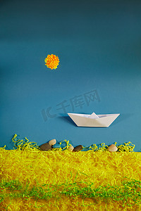 船海报背景摄影照片_海滩上的热带植物叶子.在海滩上的暑假，贝壳，纸做的信，夏天的纸背景