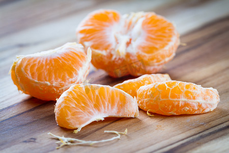 剥了皮的橙在菜板上