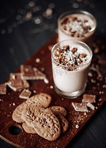 热巧克力饮品摄影照片_杯具热巧克力和巧克力曲奇。甜甜的巧克力甜点