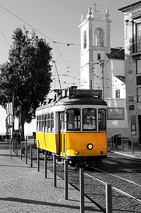 sfondo摄影照片_里斯本老黄色的电车在黑色和白色背景