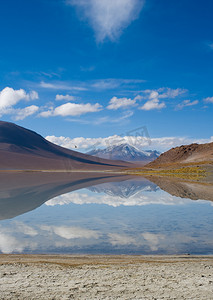 乌尤尼盐湖摄影照片_山，反映在湖里，玻利维亚