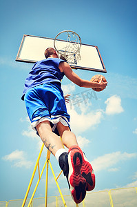 合身摄影照片_行动飞得很高和得分的篮球运动员
