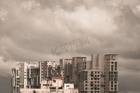暴雨摄影照片_暴风雨暗到清晨季风笼罩着现代住宅摩天大楼。加尔各答,孟加拉印度。季风雨天城市在晚上。在高层上方有大雨云。风景自然摄影.