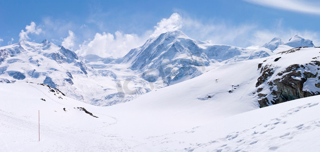 冰块融化过程摄影照片_雪山脉景观