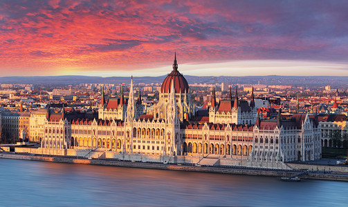 布达佩斯议会在戏剧性的日出