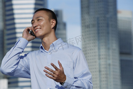 行动电话摄影照片_一个男人谈他的手机