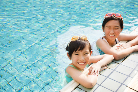 快乐水摄影照片_快乐的小女孩在游泳池里玩