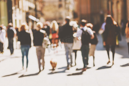 狗爪平铺摄影照片_模糊的群的行走在城市的人