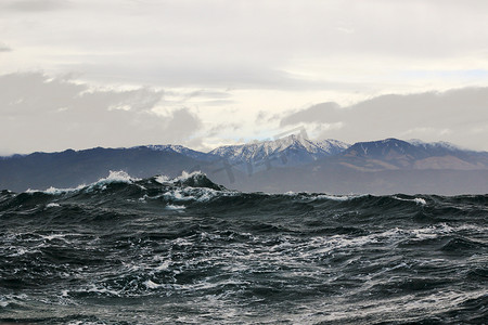 背景下的北海岸风暴高浪