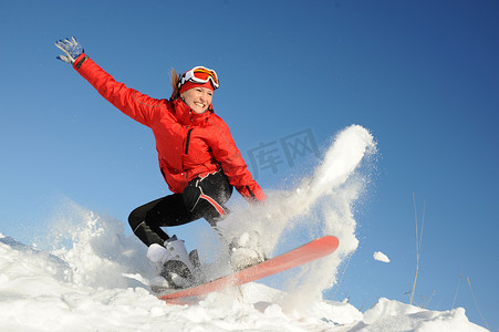 在冬天里玩滑雪的女人