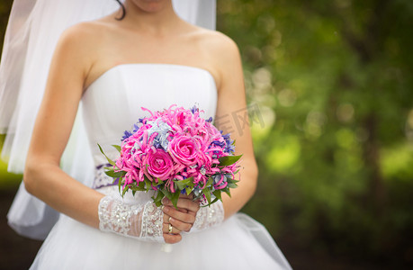 弗洛雷斯玫瑰摄影照片_新娘举行粉色花束