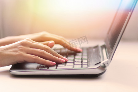social摄影照片_Closeup of woman with laptop